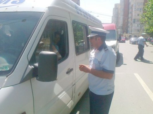 Poliţiştii rutieri, cu ochii pe microbuze! Vezi ce sfaturi dau